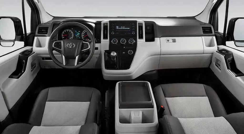 Interior da Van Toyota HiAce